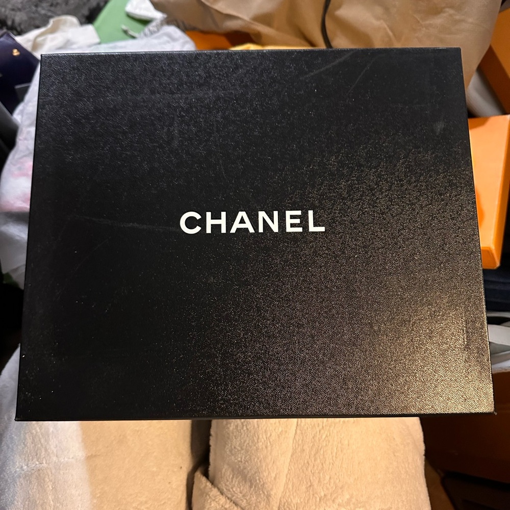 CHANEL Cream and White Sneakers - Picture 5 of 7